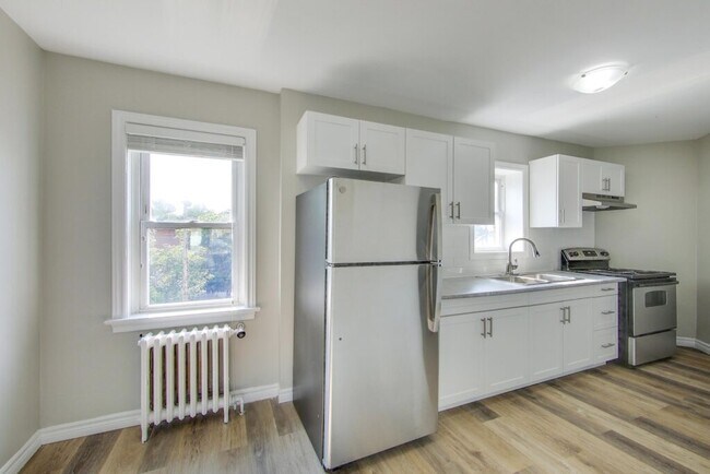 Building Photo - Beautifully Renovated 2 Bedroom Unit