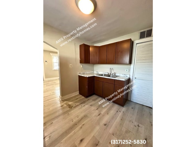 Foto del edificio - CENTER TOWNSHIP! **** SECTION 8 ****