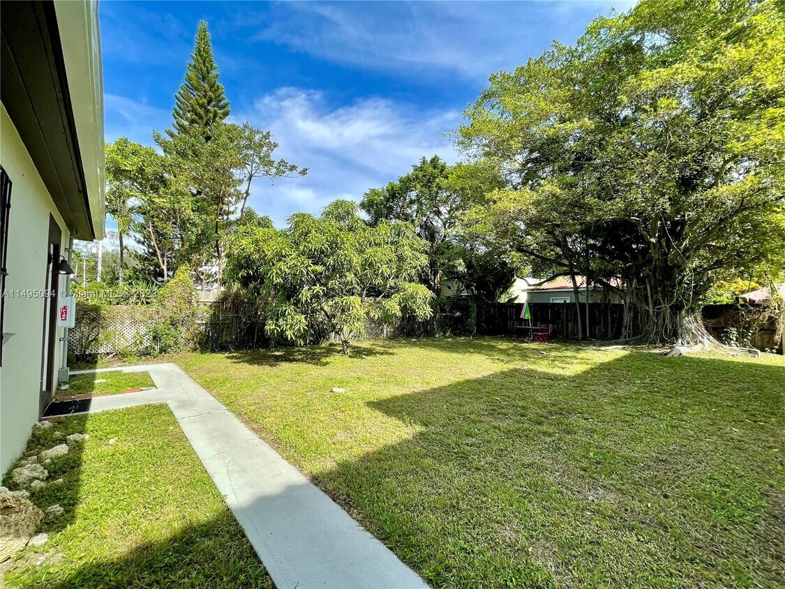 455 NE 62nd St Unit 5, Miami, FL 33138 Room for Rent in Miami, FL