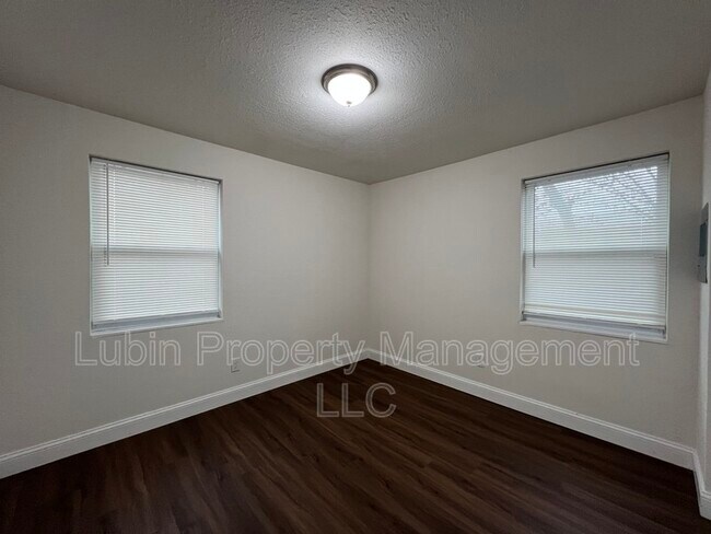 Building Photo - 1165 Krayer St
