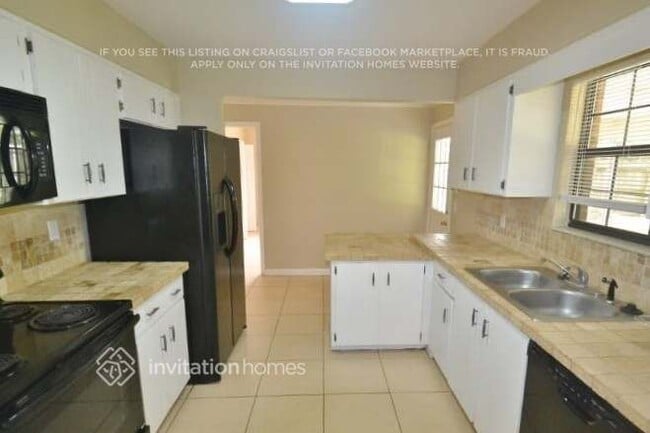 Building Photo - 885 Rayston St
