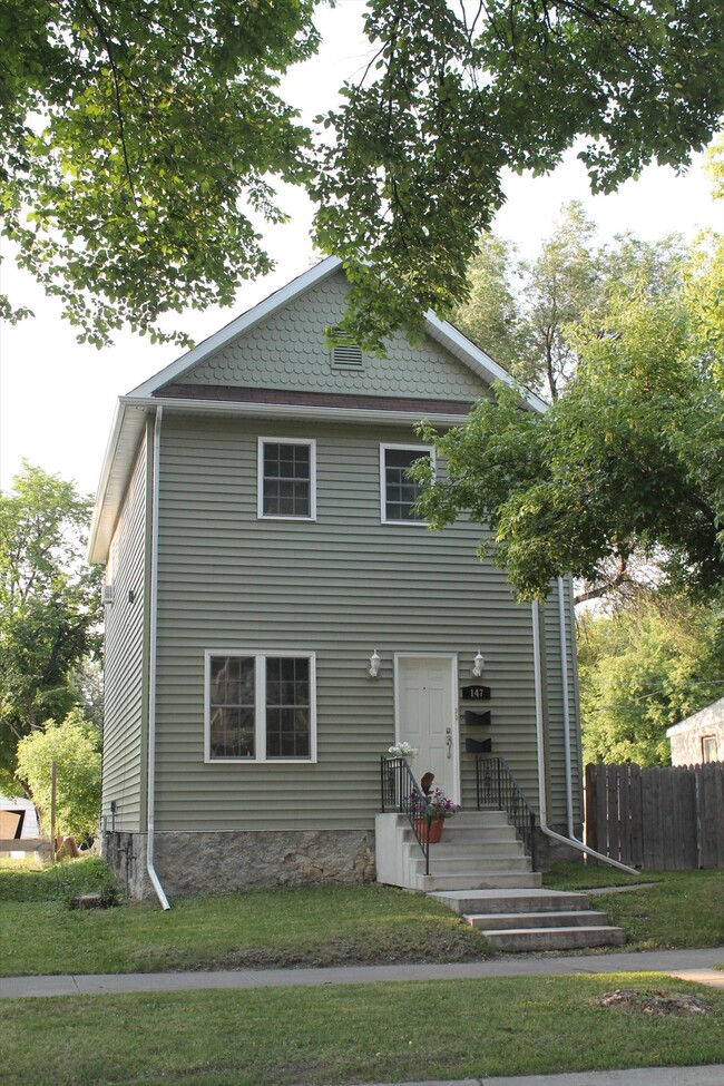Building Photo - 147 Dumoulin St