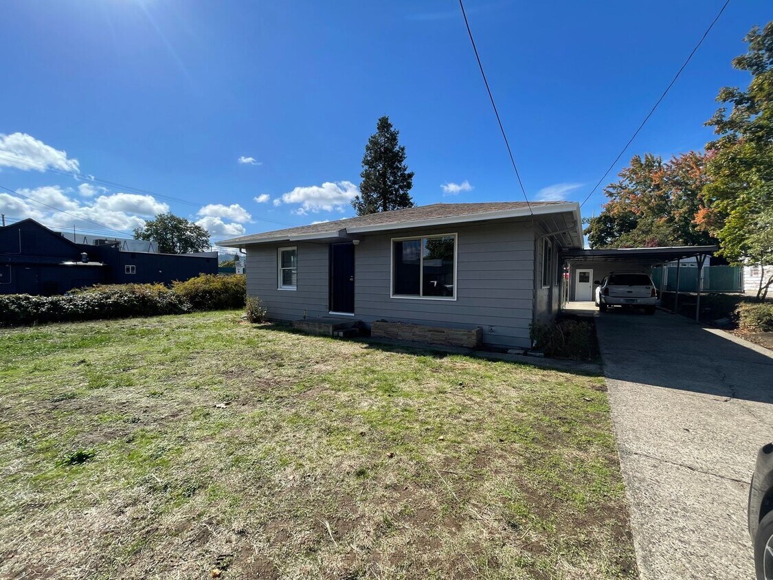 Primary Photo - 3 bedroom 1 1/2 bath newly remodeled Roseb...