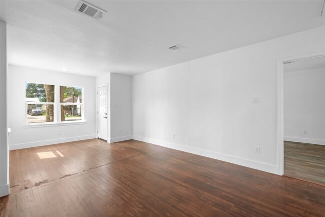 Building Photo - 909 Knight St