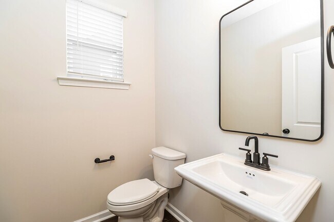 Foto del edificio - Beautiful 3BR 3.5BA Townhome w/ Full Appliance Kitchen Garage Parking in University