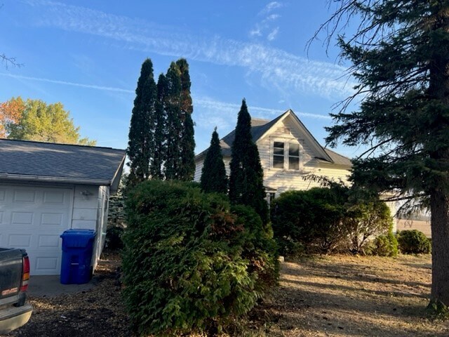 Frente exterior - 303 4th St