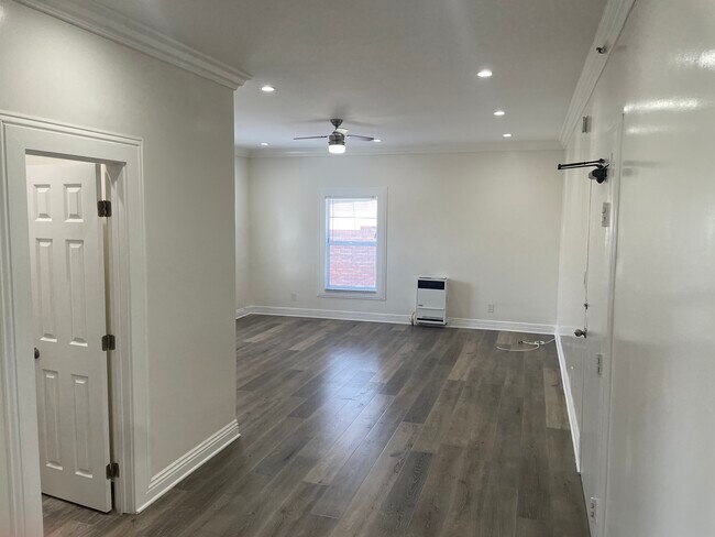 Building Photo - 1117 S Westlake Ave