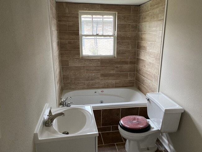 Building Photo - Great 4/2 in Central Lake Charles!