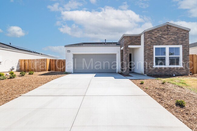 Foto del edificio - 4 Bedroom, 2 Bath Home with Solar in the S...