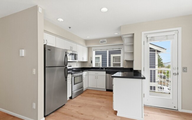 Foto del edificio - North Admiral 2BR Condo w/ Balcony & View! Won't Last Long!!