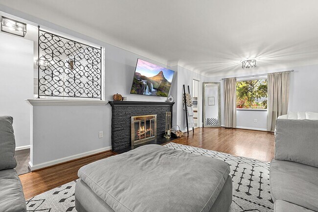 Foto del edificio - 2432 Hawkins Ave