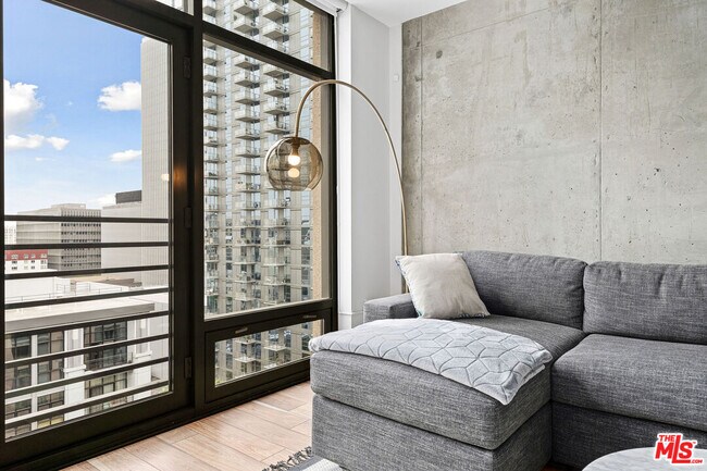 Foto del edificio - 1111 S Grand Ave