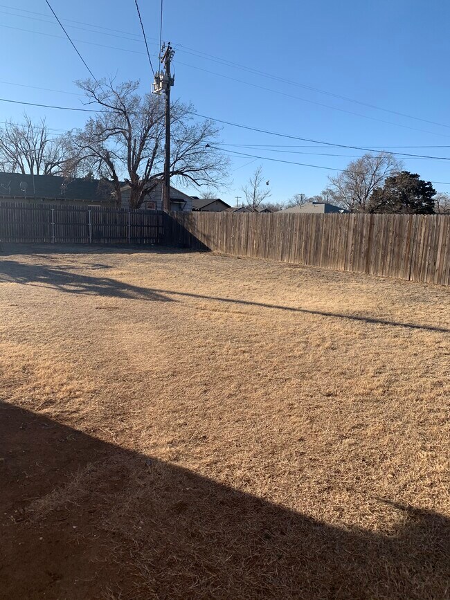 yard - 901 Raleigh