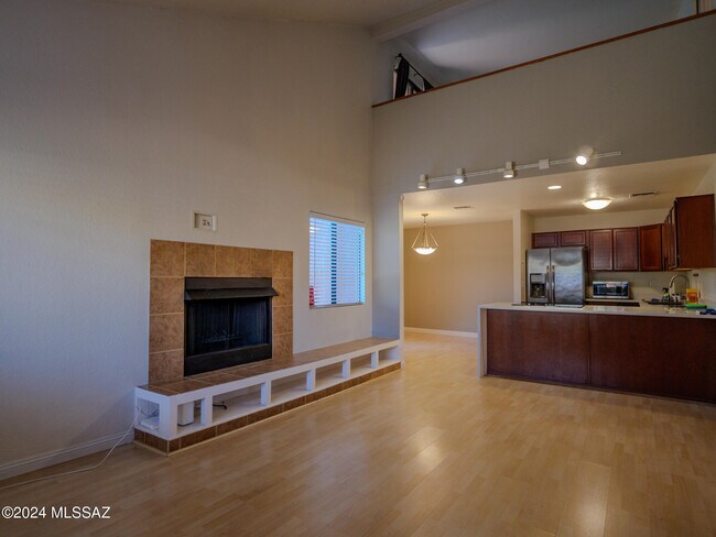 Building Photo - 5051 N Sabino Canyon Rd