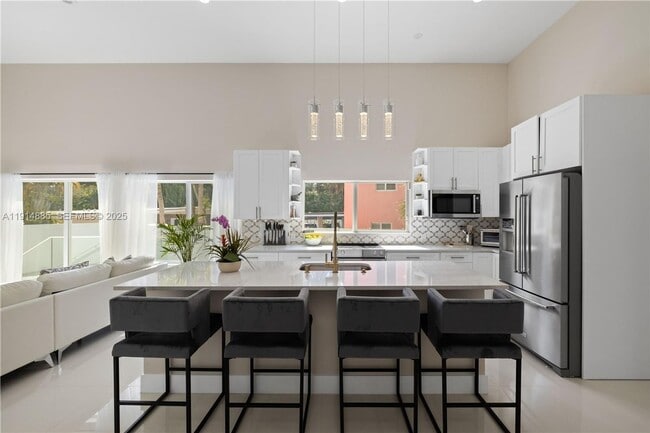 Foto del edificio - 12 Adams Rd