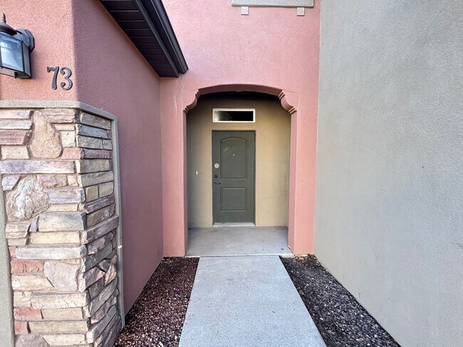 Foto del edificio - Townhome With Clubhouse