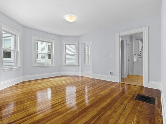 Building Photo - Renovated 5 bed 2 bath in Somerville.....