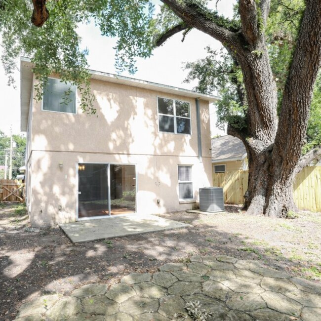 Foto del edificio - 835 McFall Ave