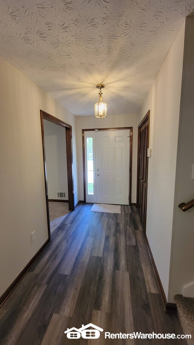 Building Photo - 2532 Mistletoe Ln SW
