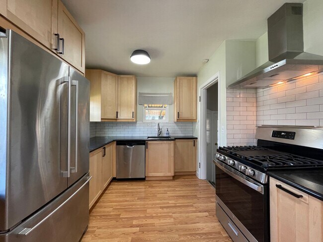 Foto del edificio - St. Johns 1940s 2Bd 1Ba home with updated Kitchen and a Basement! Features a Stained glass Outdoo...