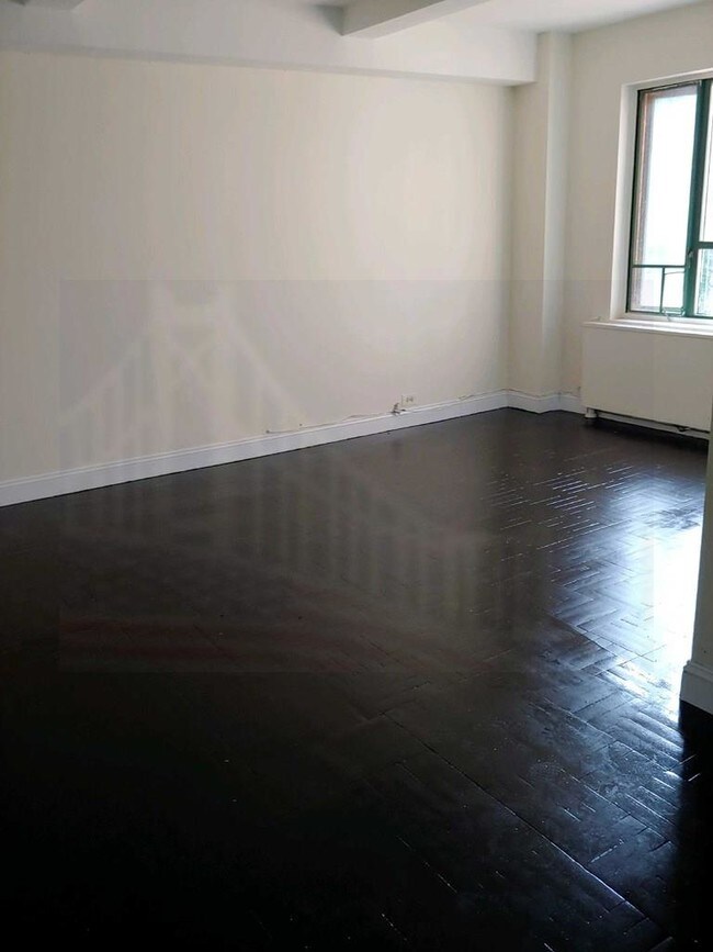 Foto del edificio - 1604 Metropolitan Ave