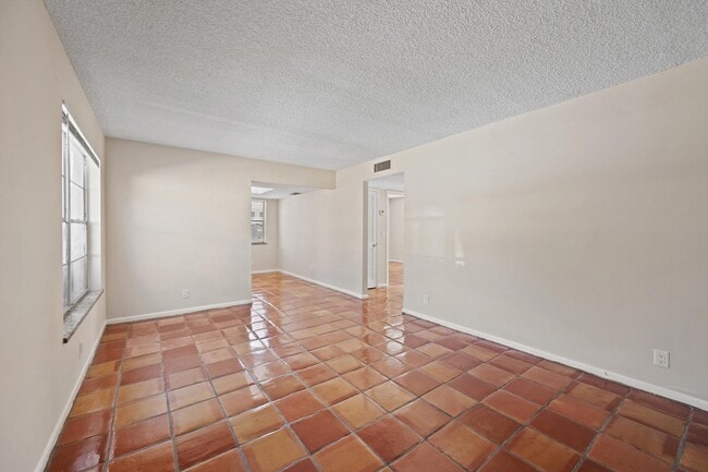Building Photo - 2707 Vandiver Dr