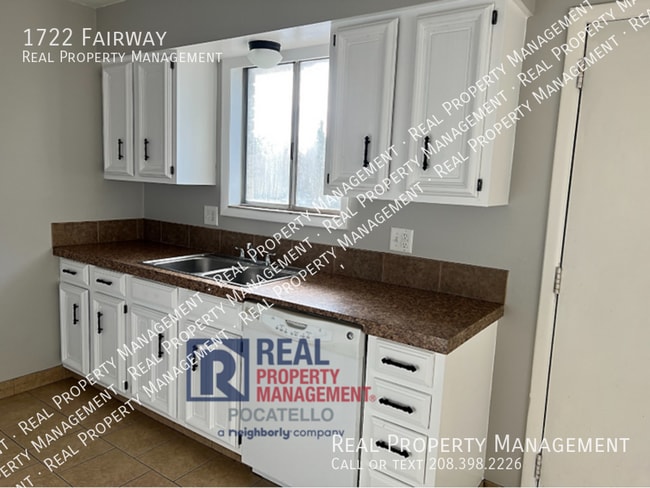 Building Photo - 2 Bed 1 Bath - 1 Car Garage - Upper Unit
