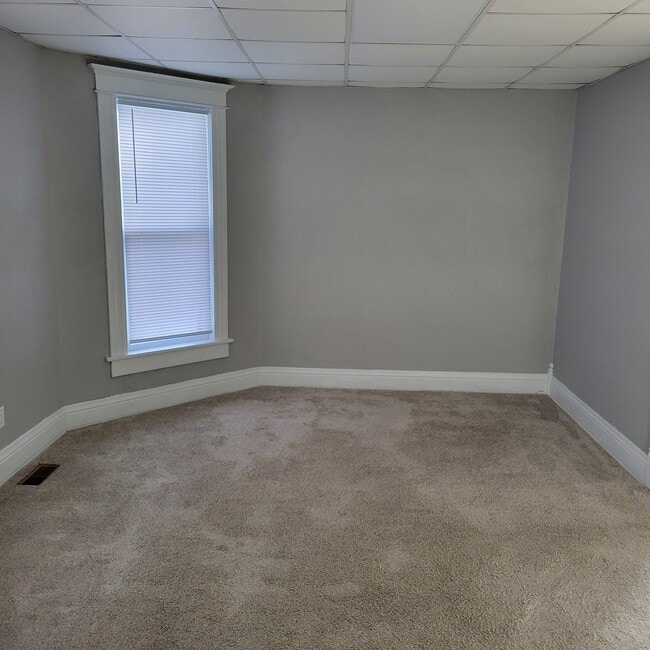 Building Photo - 206 N Maple St