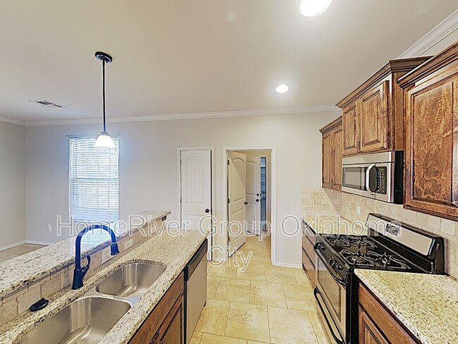 Building Photo - 2206 Brook Dr