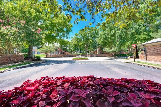 Building Photo - Fantastic 1BR/1BA condo in the desirable Georgetown Condominiums in the heart of Green Hills!
