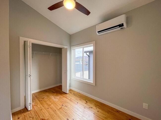 Building Photo - Beautiful Compact Cottage in South Asheville