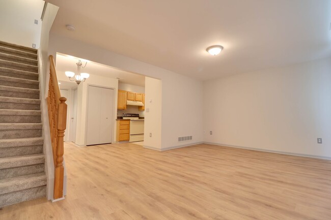 Building Photo - Lovely 2 bedroom chesterfield condo for rent