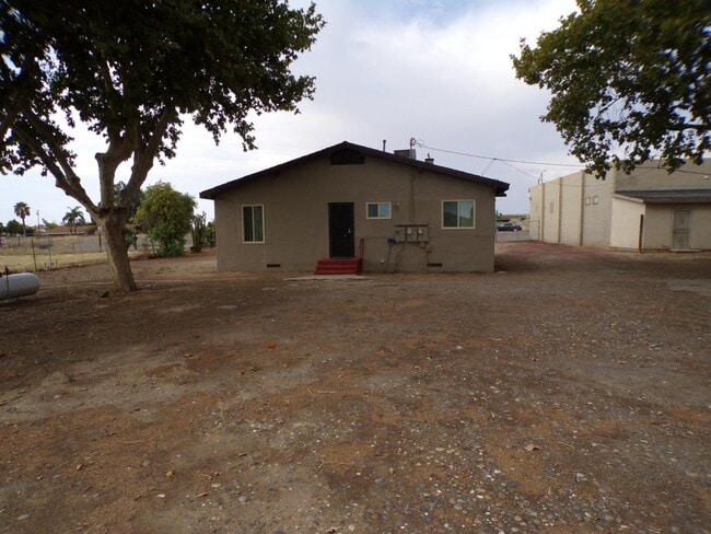 Building Photo - 6939 E Kings Canyon Rd
