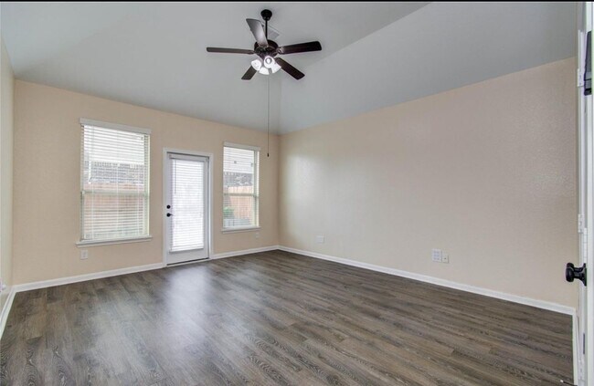 Foto del edificio - 15607 Whispering Green Dr