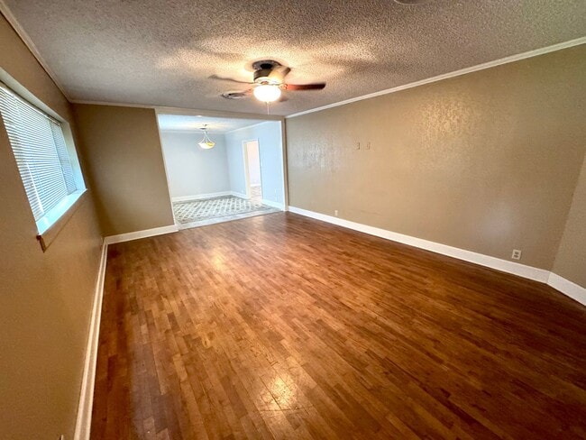 Building Photo - Charming 3-bedroom, 2-bath home on a corne...