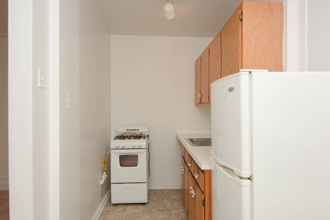 Building Photo - 4060 N Kenmore Ave