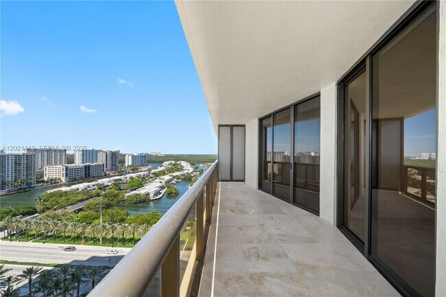 Foto del edificio - 16275 Collins Ave