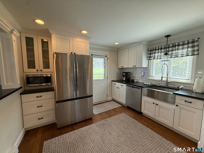 Building Photo - 167 Hopmeadow Rd