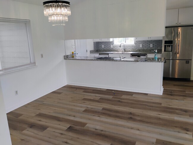 Comedor - 3058 Bayshore Dr