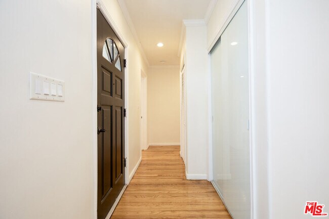 Foto del edificio - 4216 W Victory Blvd
