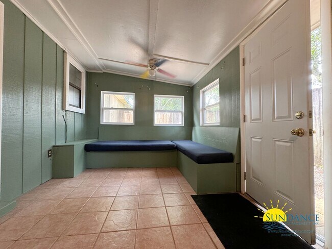 Foto del edificio - Cozy 2-Bed, 1.5-Bath Home with Flex Space ...