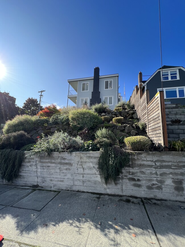 Professionally Landscaped Grounds - 522 Lee St