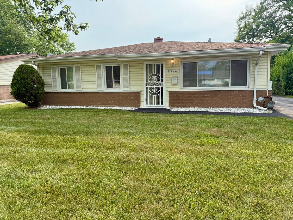 Primary Photo - 1374 Forest Pl