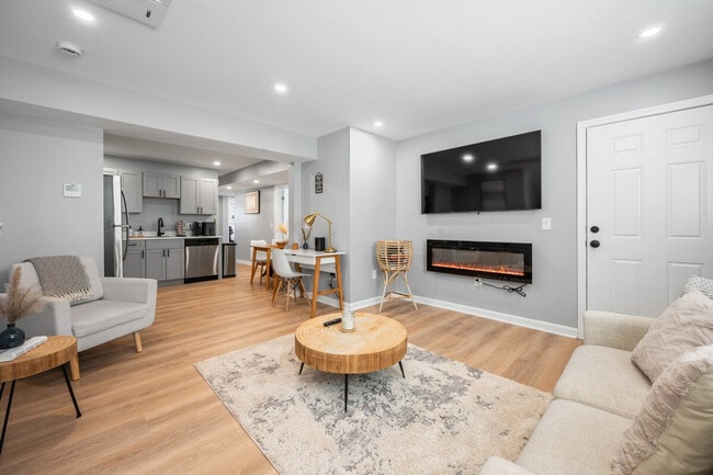 Building Photo - 81 Luna St