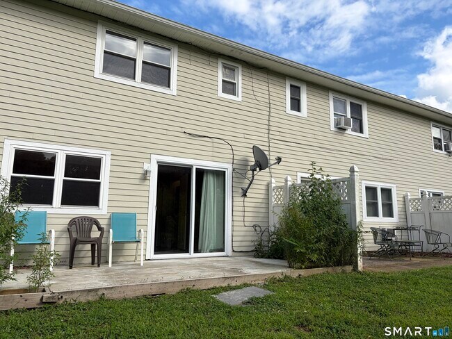 Foto del edificio - 38 Sunny Valley Rd
