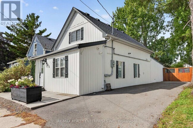 Photo du bâtiment - 446 Cambridge Rd W