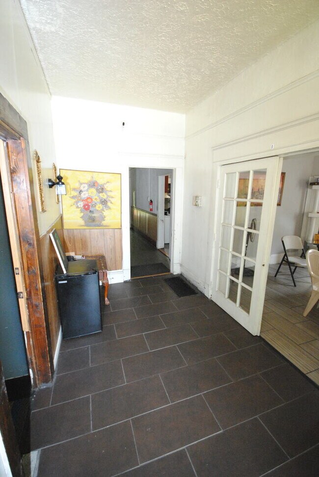 Building Photo - Rooms Available For Rent