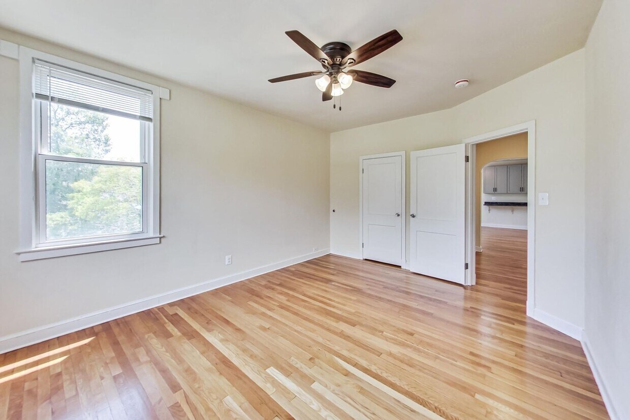 Foto principal - Renovated 2 Bedroom in Convenient Location!