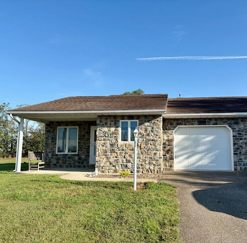 Foto principal - Single Level Half Duplex w/ Garage