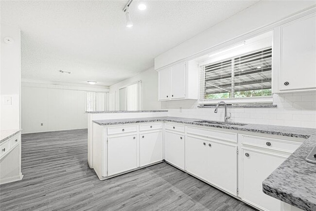 Building Photo - 1231 Country Ln
